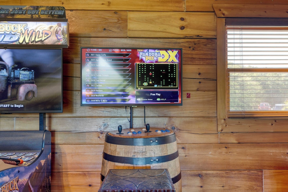 Luxury Cabin w/ Elevator, Theater & Hot Tub Near Dollywood Smoky Vista Lodge