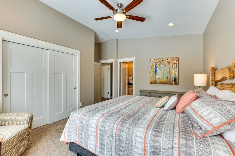 Convenient Fraser Townhome w/ Hot Tub, Near Hikes! view 3