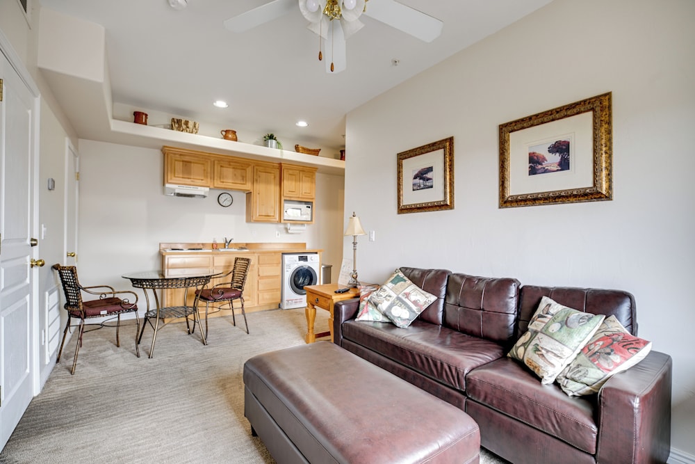 Golf Course Views & Private Deck: Mesquite Condo!