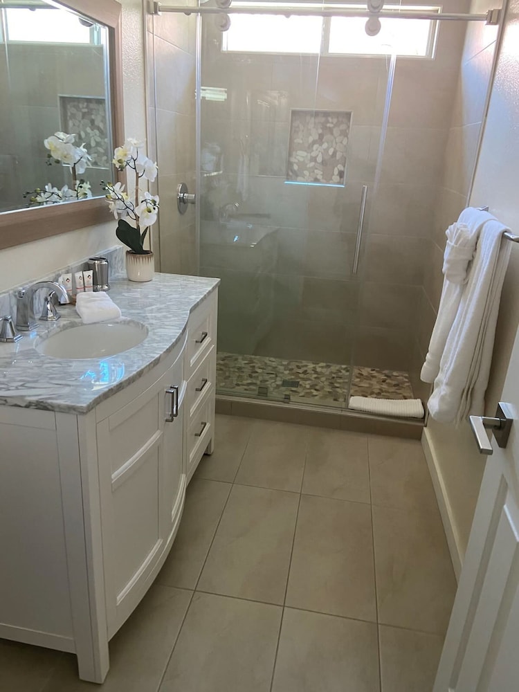 Stunning 5 Star Home Retreat Private Pool Spa BBQ 4 BR
