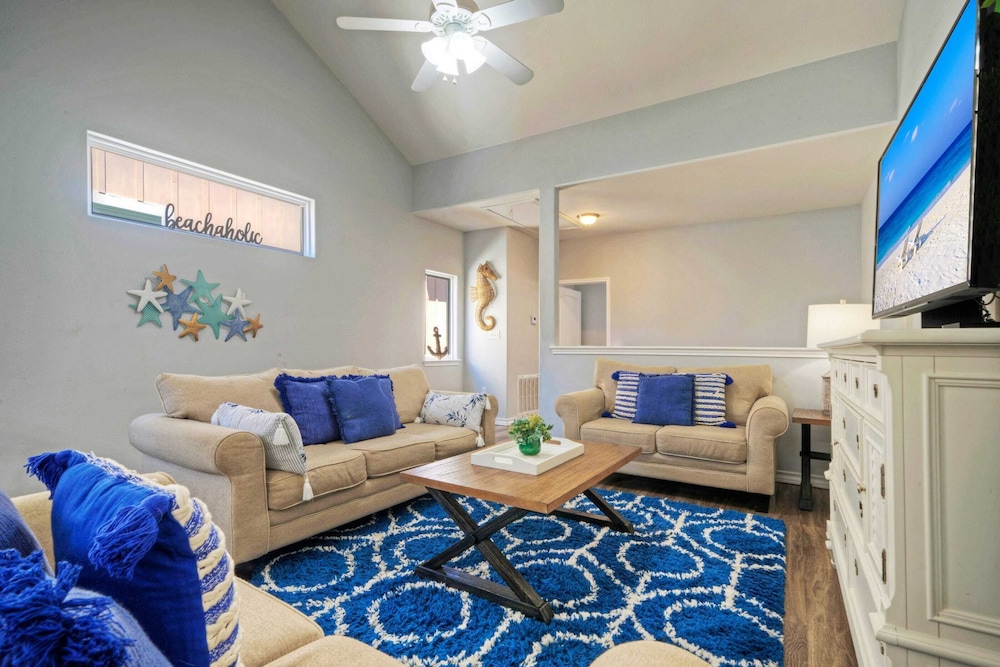 Sleeps 29, 3 Homes Beachside Resort Pool, Walk to the Beach
