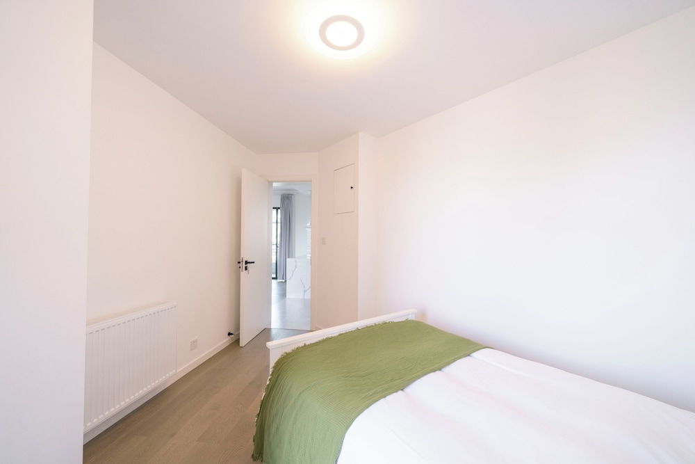 Tyms Elegant 4BR 2BA Apt in Xujiahui