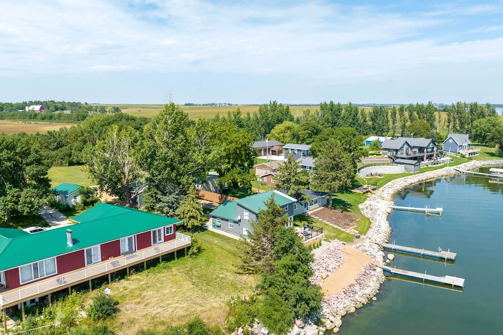 Updated Cabin With Hot Tub: Walk to Boat Ramp! - Property Image 1