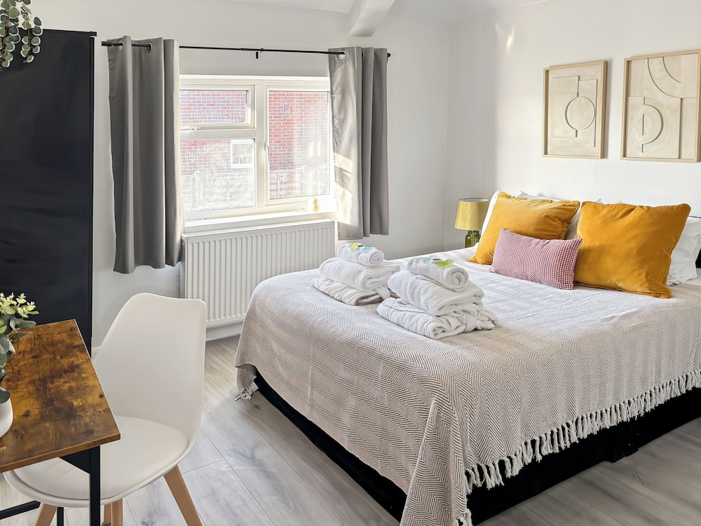 Relaxing Getaway With Hot Tub & Sauna Sleeps 6
