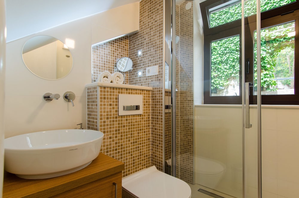 Apartments & Rooms Tiramola