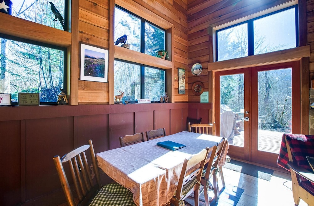 44mbr - Hot Tub- Pets Ok - Wifi - Bbq - Sleeps 8 2 Bedroom Home by RedAwning