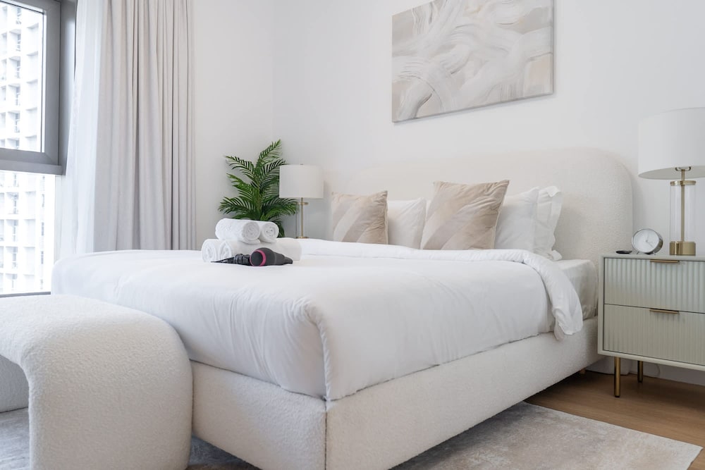 Bright and Airy 1-bedroom Apartment Perfect for 4 in Dubai Marina