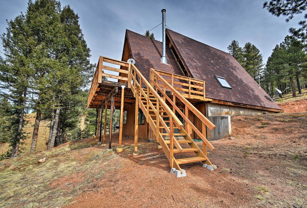A-frame Cabin w/ Mtn Views: 4 Mi to Cripple Creek! view 4
