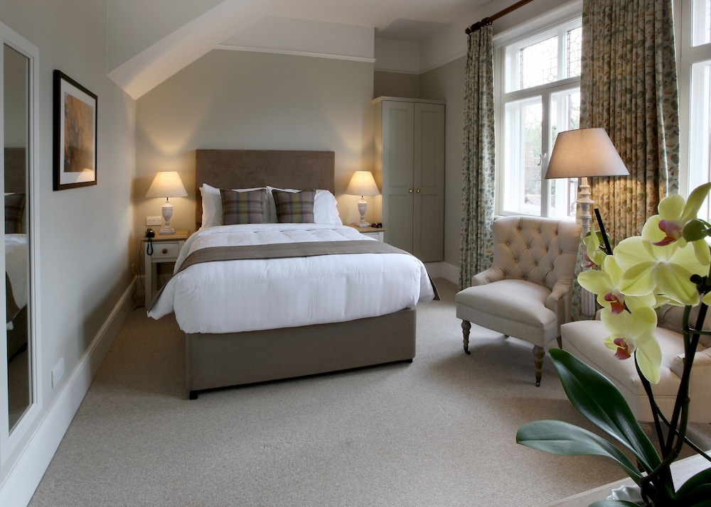 Aylesbury Vacations - The Five Arrows Hotel - Property Image 5