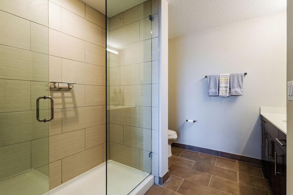 Modern 2BR Fort Myers Condo Pool, BBQ & Near Beaches