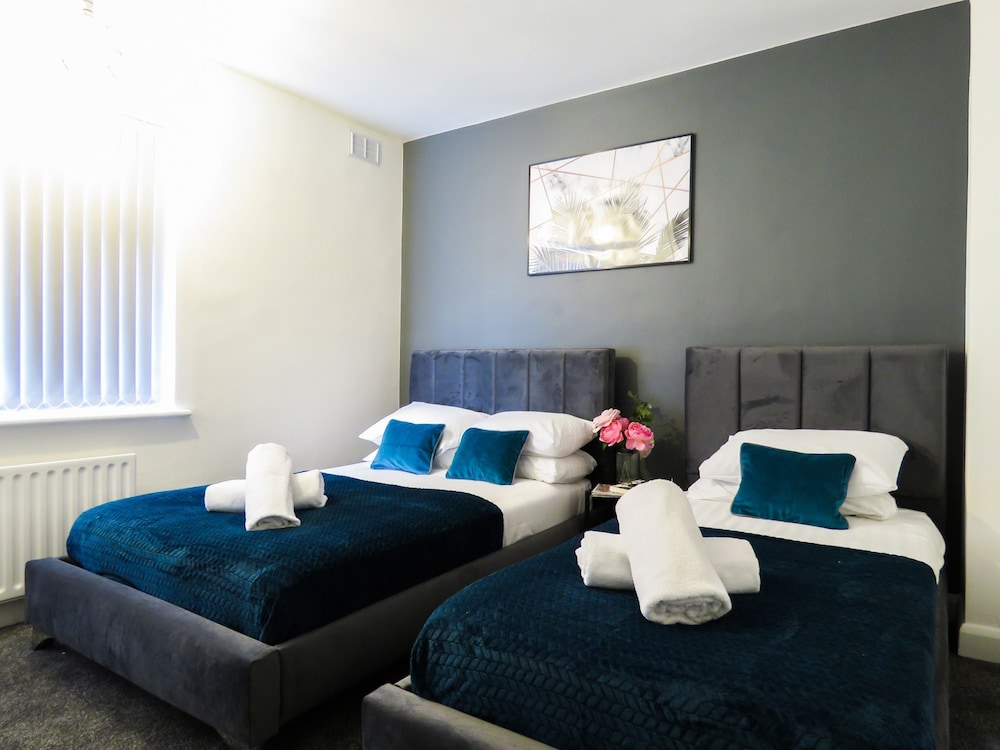Tudors eSuites Four Bedroom House Garden view 4