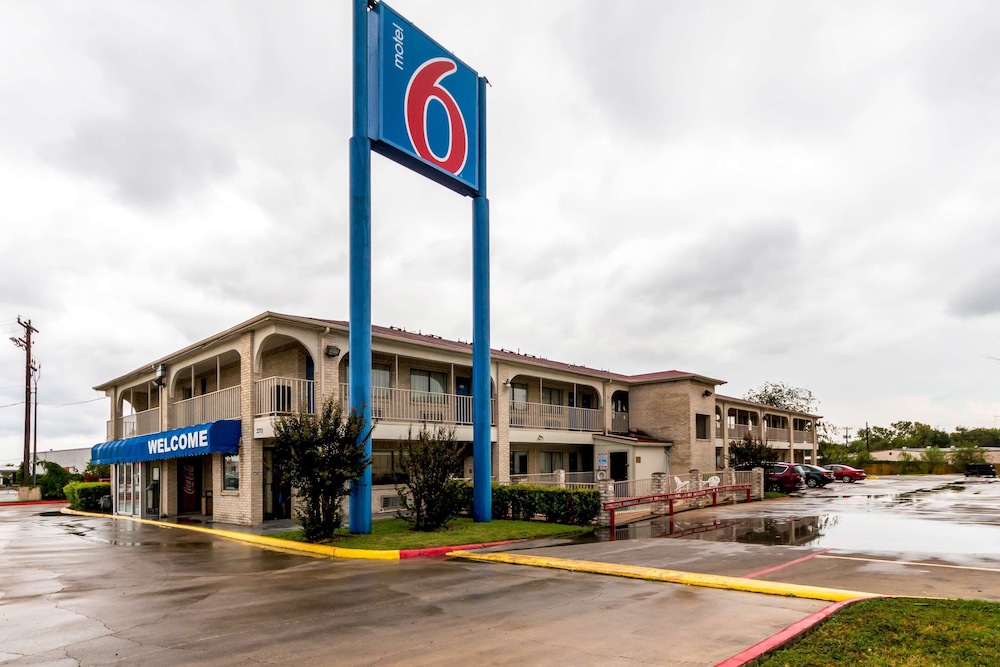 Motel 6 San Antonio, Tx - Frost Bank Center view 5