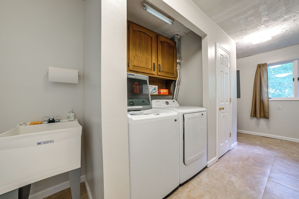Dog-friendly Kentucky Lake Home w/ Game Room!