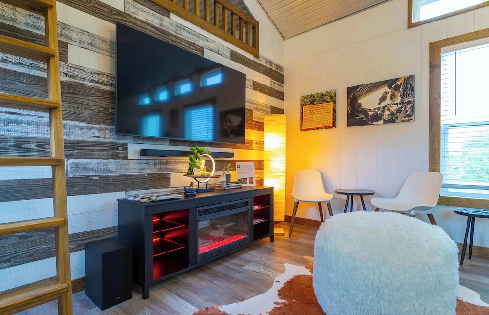 Shady Grove Tranquil Hill Country Cabin for 8 Near Pedernales Falls