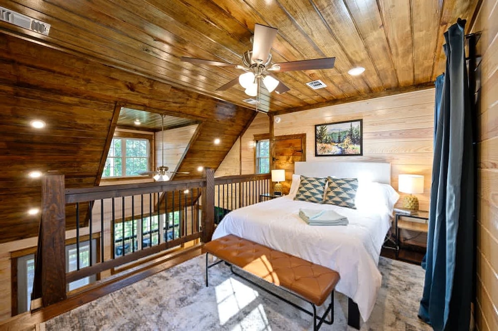 Family-friendly Broken Bow Cabin w spa Game Room
