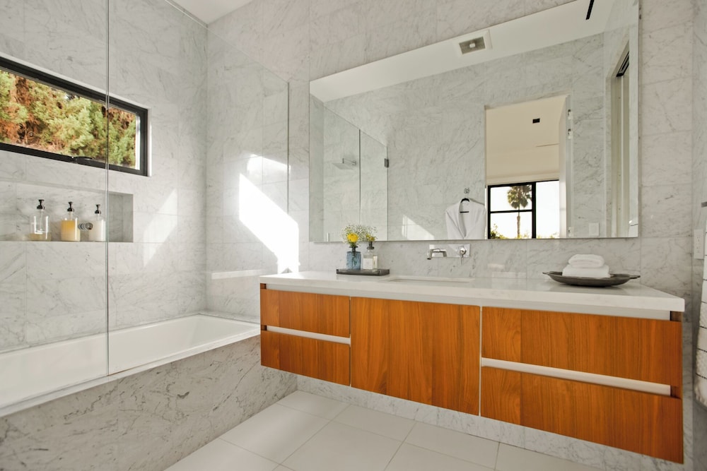 Belfast Estate - Mid-century Meets Modern - Luxe Poolside Villa