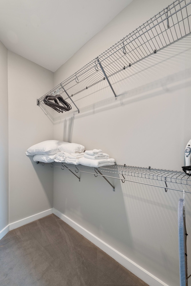 River North 2BR High Ceilings Comfort