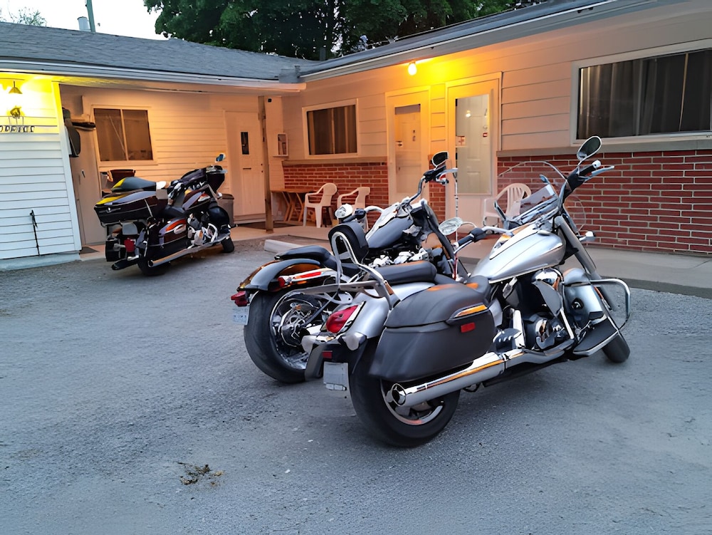 Three Islands Motel