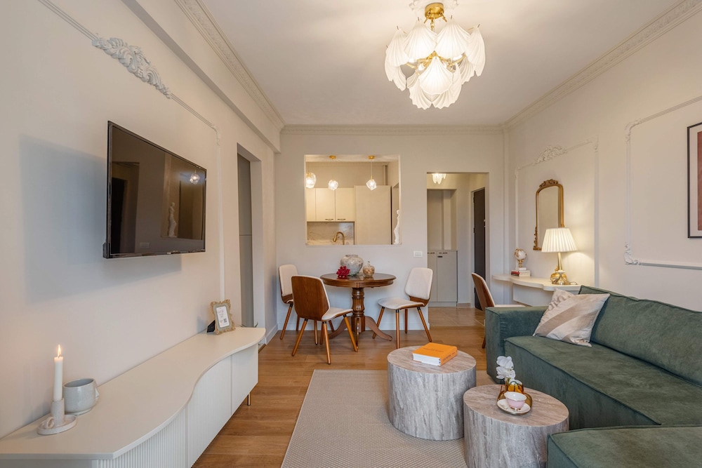Parisian-Inspired 1BR in the Heart of Bucharest - Balcony, AC & Fully Equipped