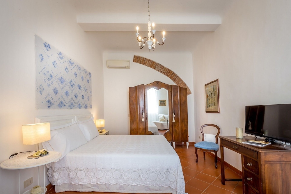 Classic Tuscany Apartment A by Mmega