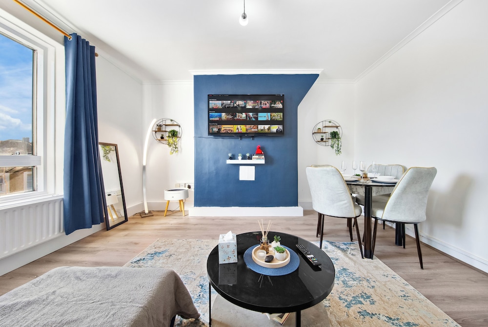 Modern 2-Bed Apartment Sleeps 7