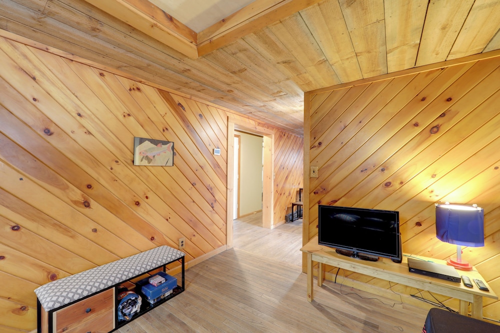 Fall Festival Retreat: Cabin w/ Deck & Yard!
