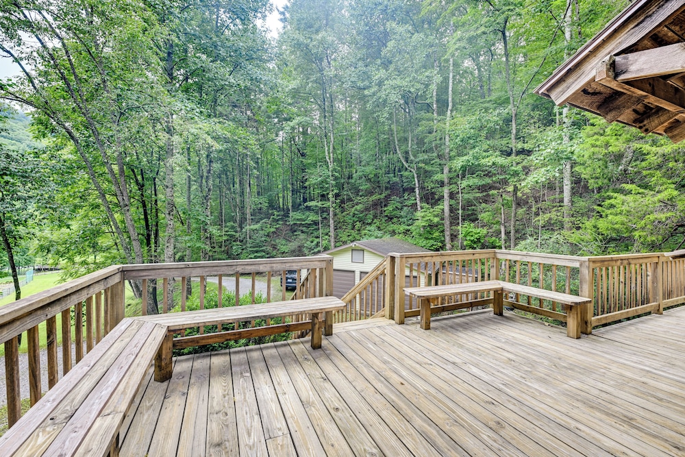 Trail Access & Tranquil Setting: Franklin Retreat!