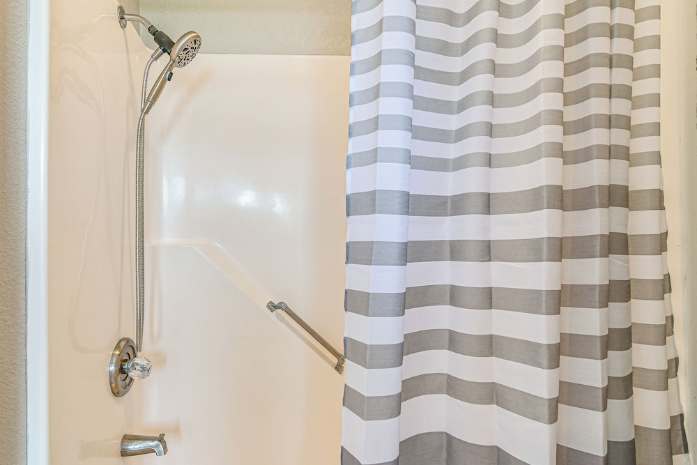 Table Rock Lake Retreat: Steps to Water & Pools!