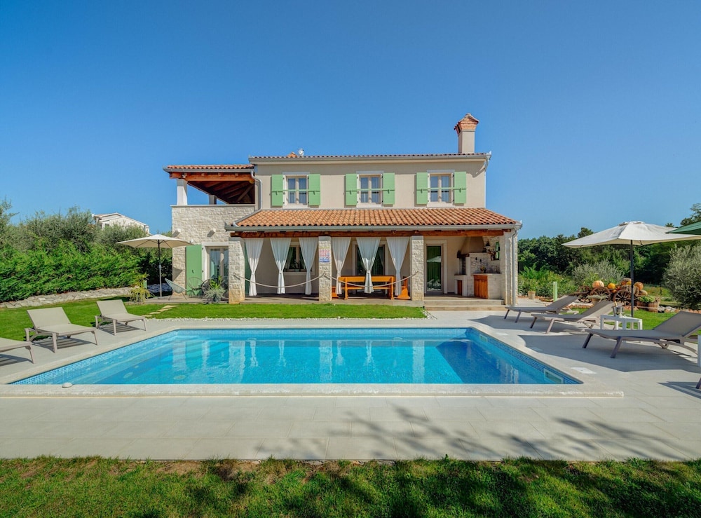 Villa in Srebrnici With Pool Near Marea Beach