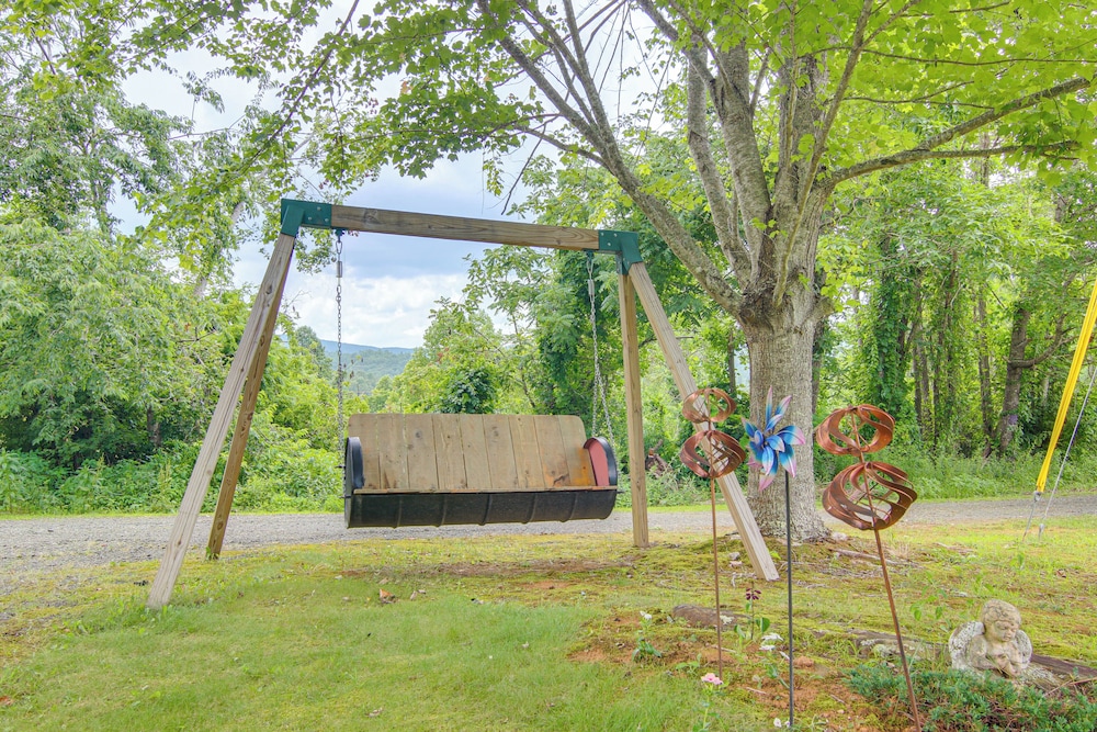 Wraparound Porch w/ Views: Blue Ridge Mtn Gem!