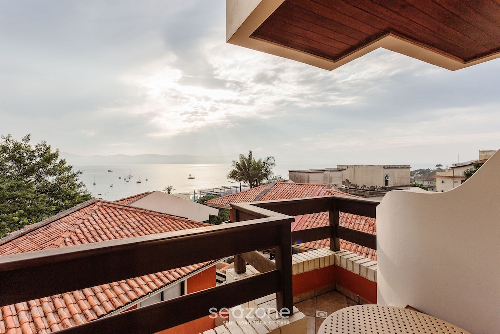 JOFs Apartamentos c Piscina e Vista Mar