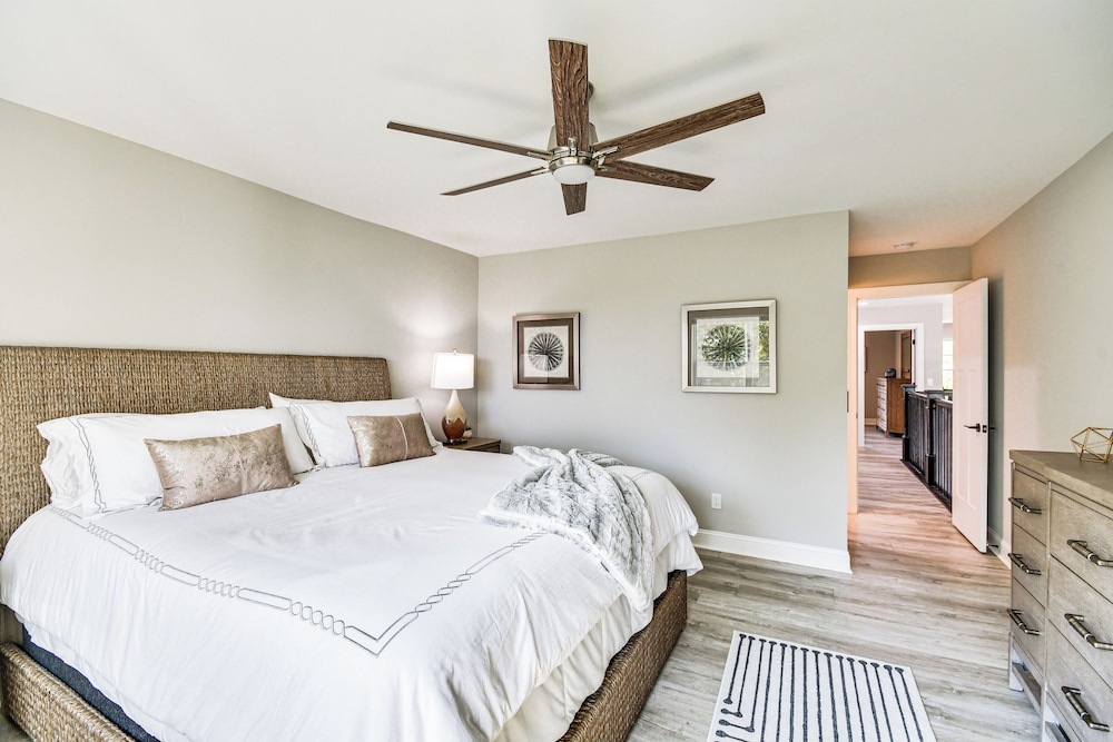 Luxe Black Mountain Manor on 15 Acres!