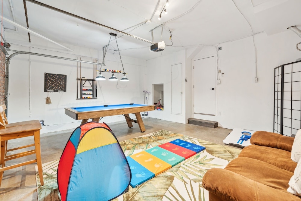 Cozy Home With Hot Tub Family-friendly Yard 5 Bedroom Home