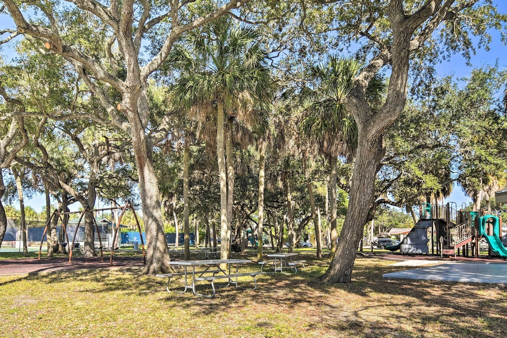 Indian Rocks Beach Home - 2 Blocks to Beach! view 4