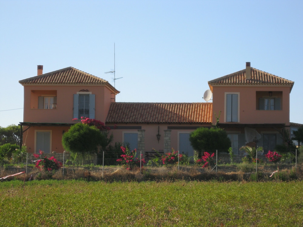 Alekos Beach Houses - Natura Gialla