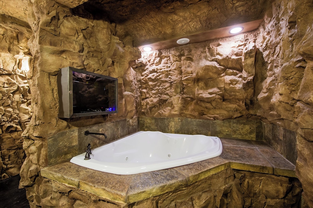 Eureka Springs Treehouses, Hobbit Caves & Castles