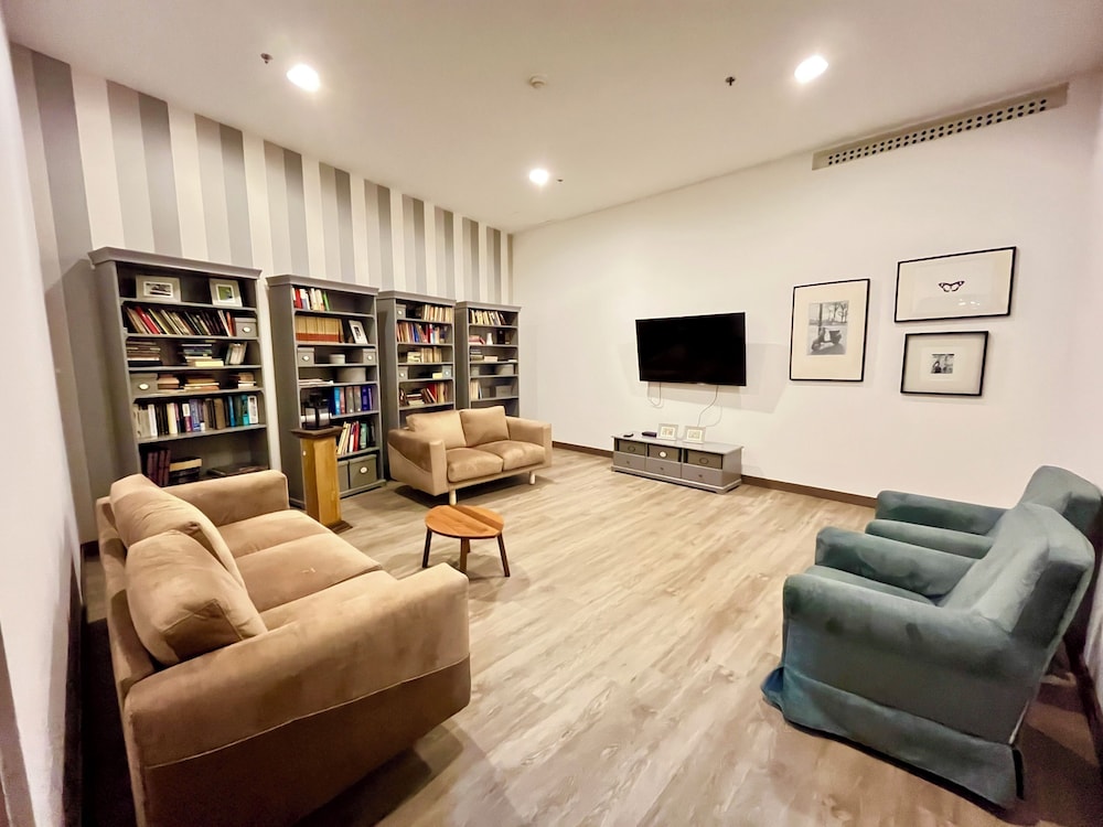 Room in B&B - Suite in Portanova Hotel- Near Airport
