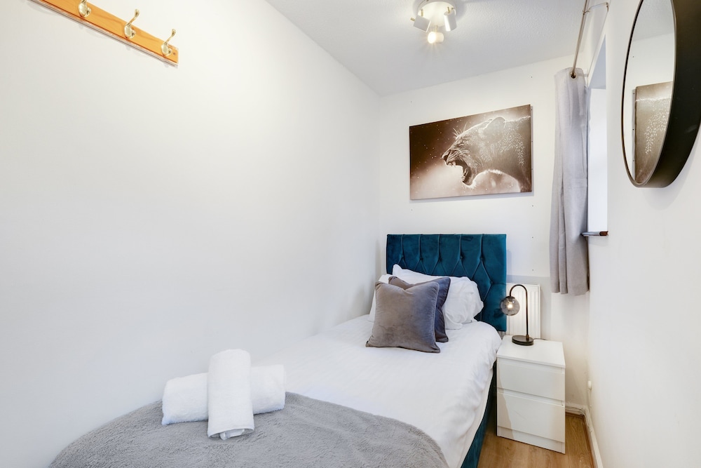 Spacious 4-Bedroom 2-Bath Home in Bywood
