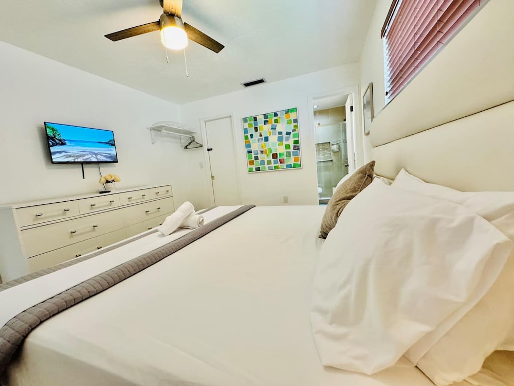 Riverfront King Bed Pool Nearby Beach