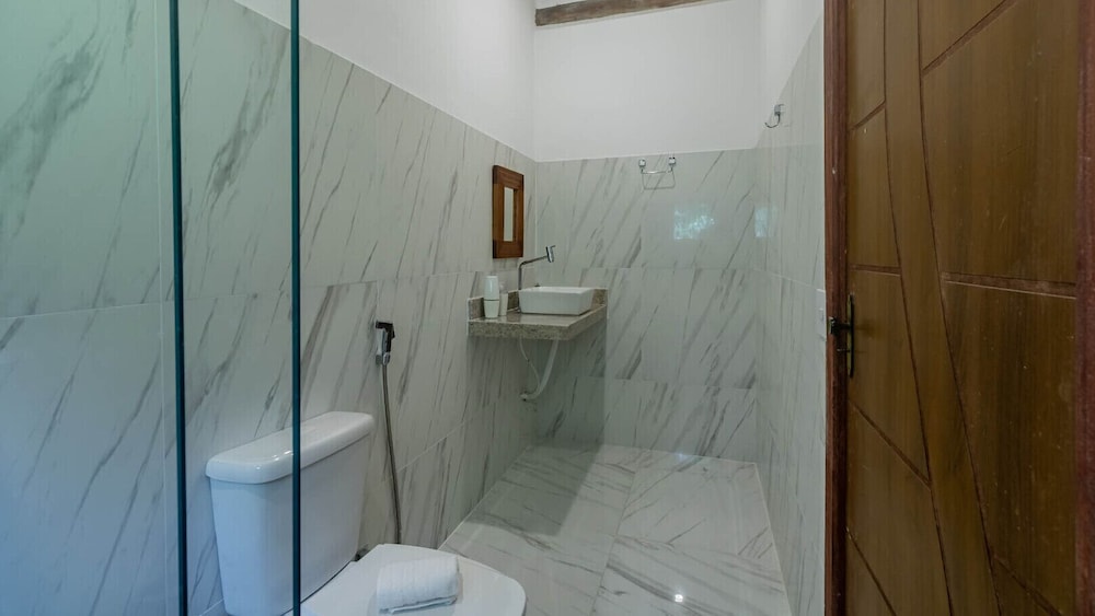 Casa Pet-friendly em Cond com Piscina e 5 Su tes