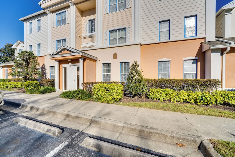 12 Mi to Wdw: Resort Condo w/ Community Hot Tub!