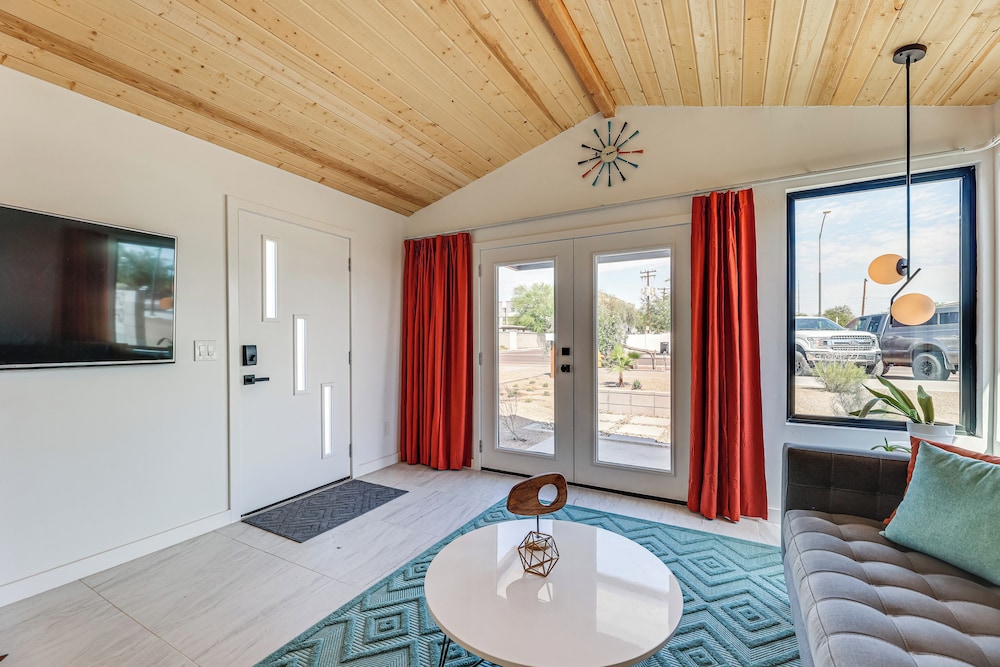 Walkable Downtown Chandler Oasis w/ Private Patio