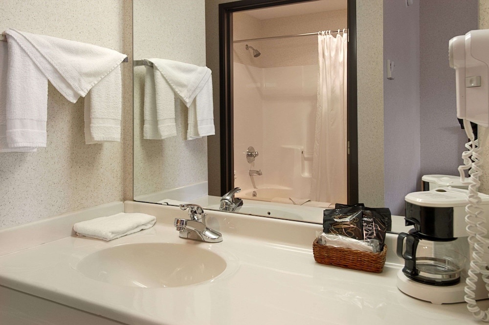 Baymont by Wyndham Dowagiac view 5