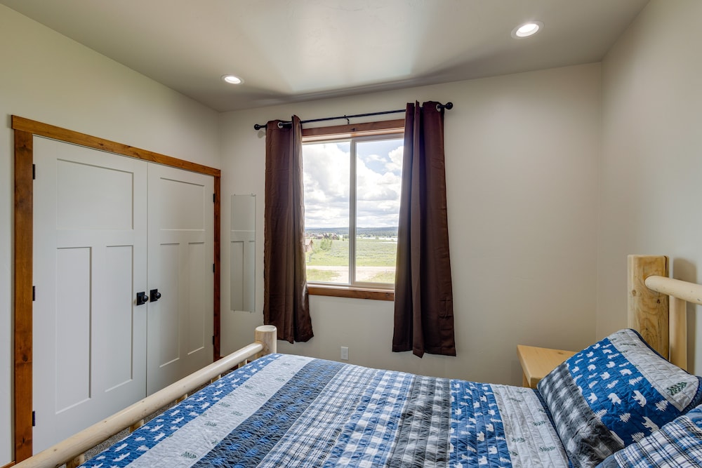 Mountain-view Island Park Cabin Near Outdoor Rec! view 2