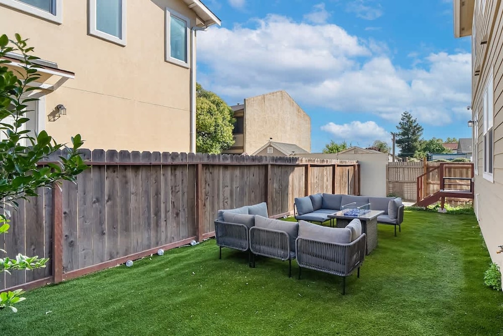 Massive 8BR Home in Hayward With AC Free Parking
