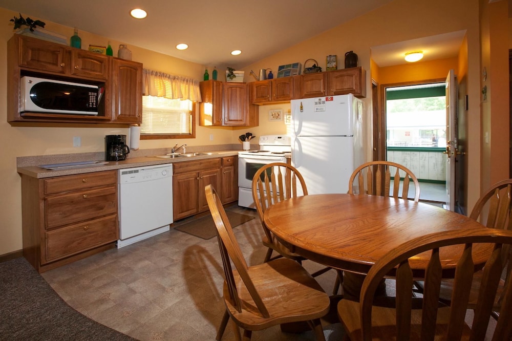 Goshorn Lake Cottages