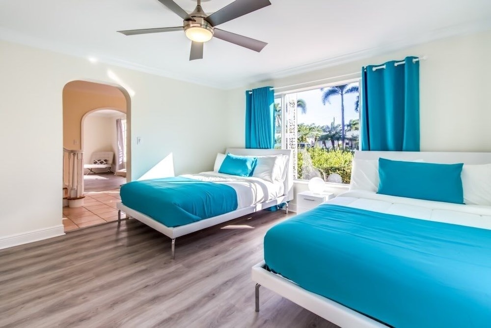 Chateau Hollywood Luxury Home W Private Pool - Sleeps 10 7 Bedroom Villa by Redawning - Image 4