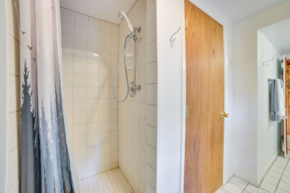Beach + Game Room Access: Lakefront Levering Cabin