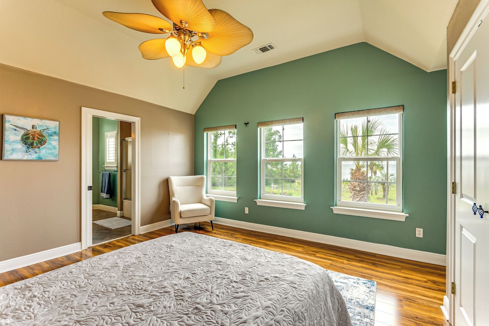 Steps to Bay: Tranquil Navarre Retreat w/ Balcony
