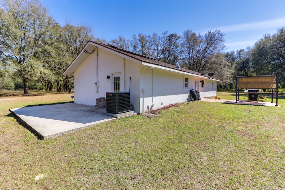 Gas Grill & Fire Pit: Peaceful Dunnellon Home! view 3
